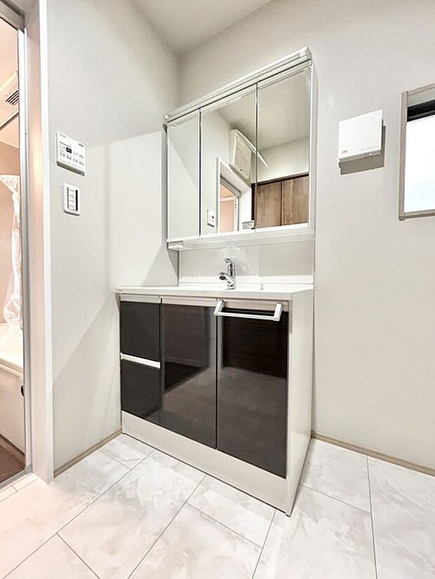 たっぷりの収納を設けたシャワー付洗面台で快適な暮らし。 