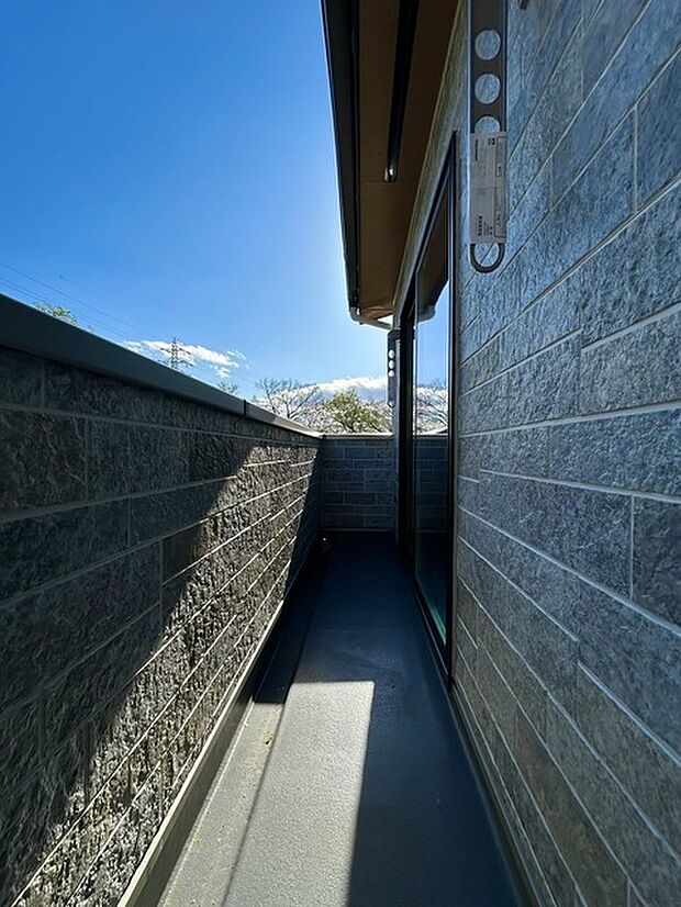 らくらくお洗濯を助ける広いバルコニー。 