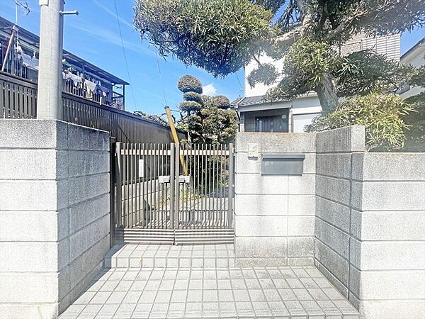 落ち着いたデザインの玄関です。