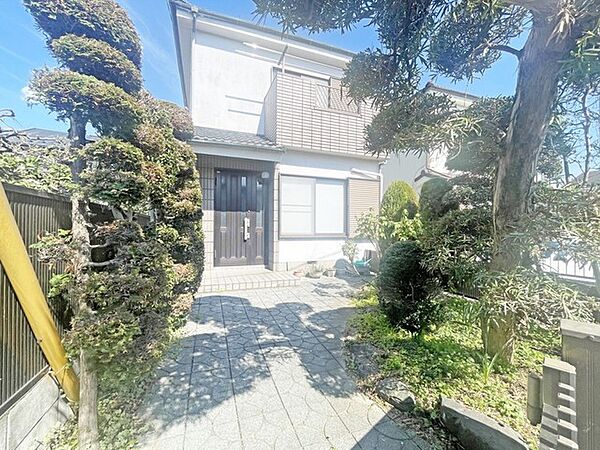 アプローチからの玄関がおしゃれな住宅。出発も帰宅も楽しみになるかも。