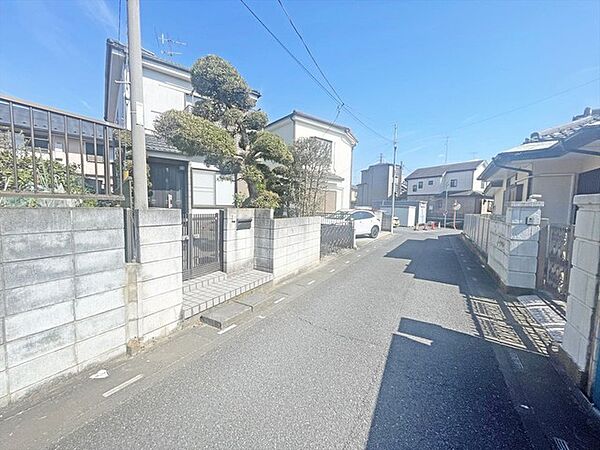 幅員の狭い道ですが、車通りの少ない住宅街に立地してます。