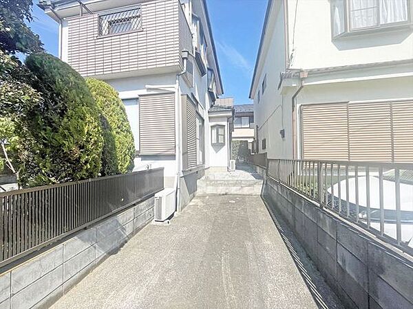 小さなお庭はメンテナンスが楽でちょうど良いかも知れませんね。