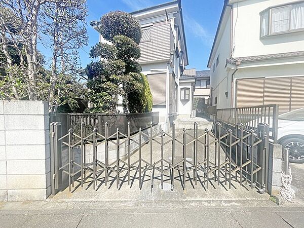 幅員の狭い道ですが、車通りの少ない住宅街に立地してます。