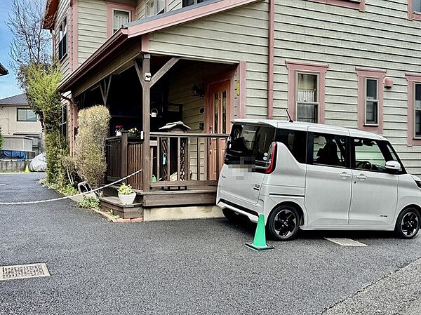 ポーチのついた物件。玄関の印象はいかがでしょうか？入口からご覧ください。