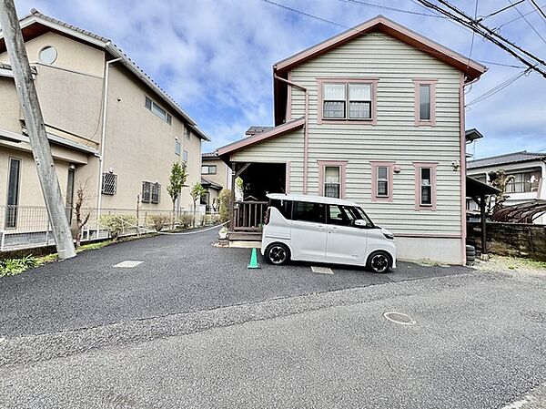 車通りの少ない閑静な住宅地、のびのびした子育てに適します。