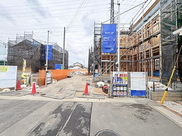 住民の方が主に利用する交通量少なめの道路に面してます。