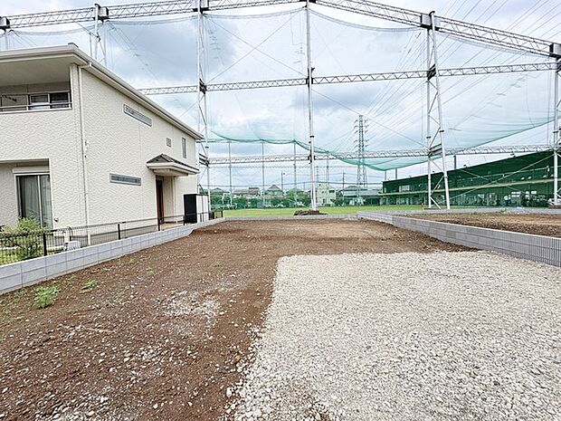 出し入れしやすい並列駐車場(3台可)が嬉しい住まい。