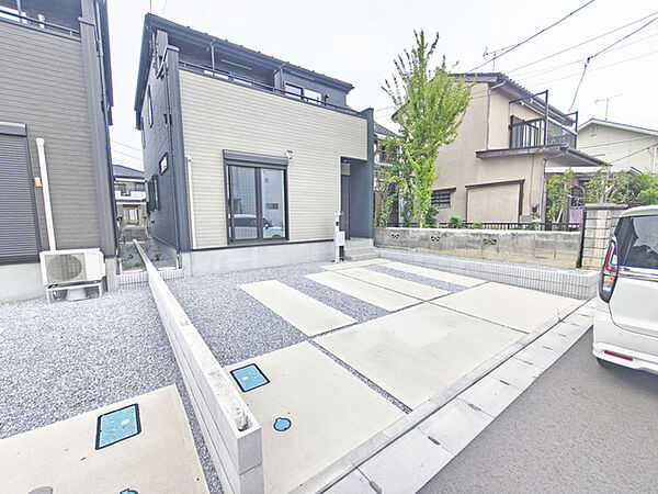 住民の方が主に利用する交通量少なめの道路に面してます。