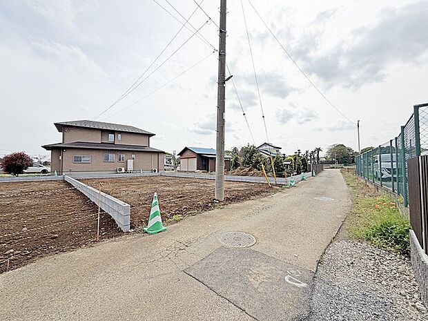 幹線道路から1本入った現地は、想像以上に静かに感じられます。