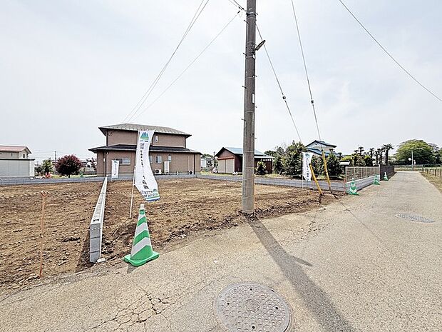 土地を見て、間取りが気になりましたら、すぐに図面を引ける設計士さんをご紹介することも出来ます。ご相談ください。
