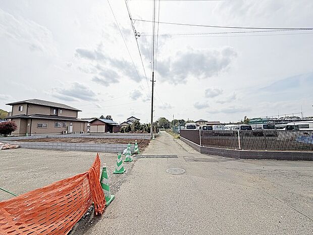 車通りの少ない閑静な住宅地、のびのびした子育てに適します。