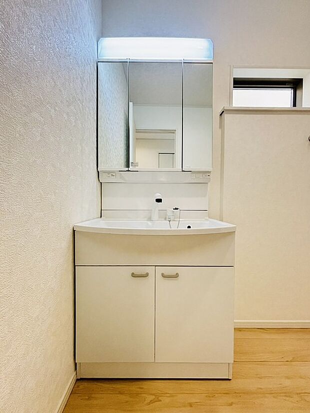 収納力と機能性に優れた、お手入れラクラク洗面化粧台。