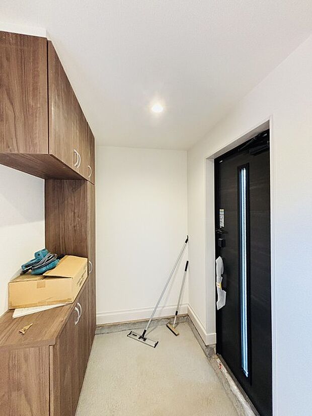 誰も住んだことのない家の玄関スペース。あたらしい木のにおいを感じていただけると思います。