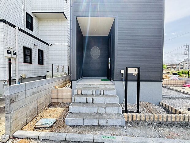ポーチのついた新築分譲物件。玄関の印象はいかがでしょうか?入口からご覧ください。