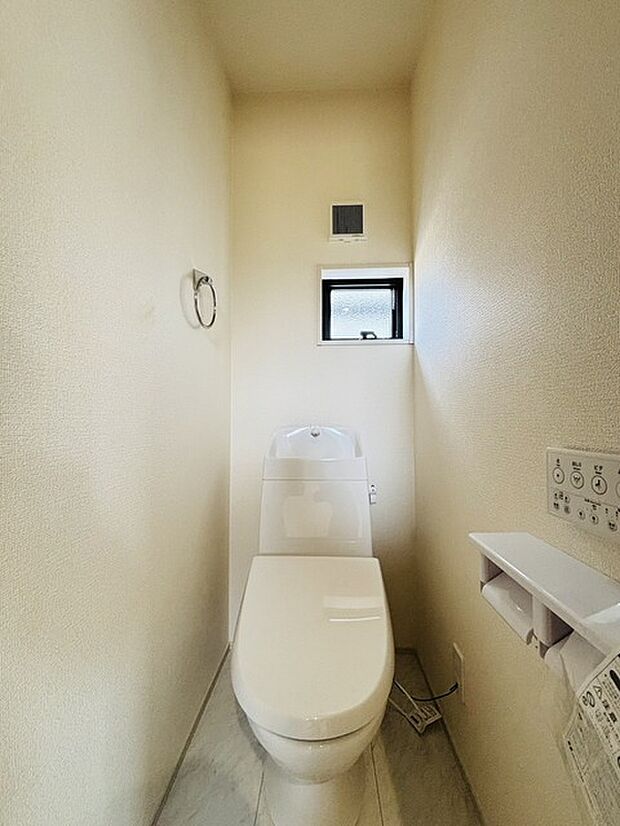 もちろんウォシュレット機能付き。憩いの場としてひそかに注目度の高いお手洗いにもご注目ください。