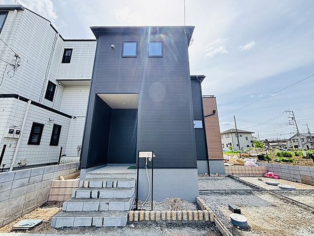 車通りの少ない閑静な住宅地、のびのびした子育てに適します。