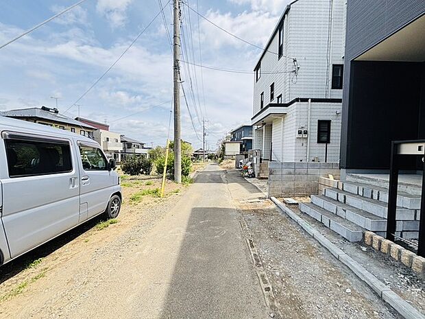 住民の方が主に利用する交通量少なめの道路に面してます。