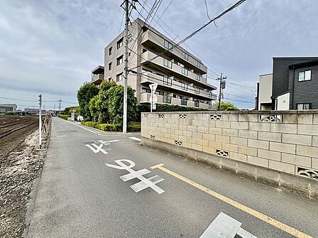 JR宇都宮線「東大宮」駅東口徒歩3分、提携駐車場もあります。エステート白馬東大宮店までお気軽にお問い合わせください。