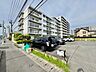 外観：前面道路は歩道も整備され、小さなお子様にも安心です。 