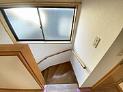 階段には手すりがついています 
