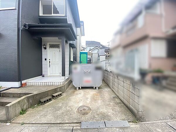 マイカースペースを1台分確保。現地で車幅と共にご確認ください。
