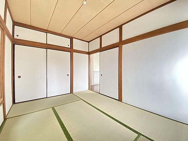 日本人ならやっぱり和室。日当たりのいいこのお部屋でゴロゴロできます。