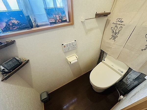お掃除らくらく。便座脇の操作盤をなくした、リモコンタイプのお手洗い。