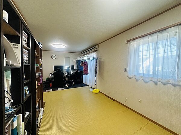 大きな窓から明るい日差しが差し込みます