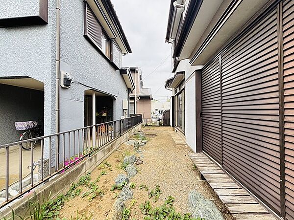 広々とした南庭は、太陽の下のリビングかもしれません。