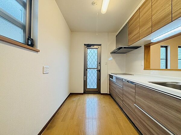 キッチン裏の空間もしっかり確保。カップボードも大きなものを置けそうです。