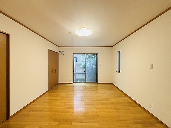 大きめのベッドを置いても、まだゆとりが持てる大きさ。約10帖の主寝室。