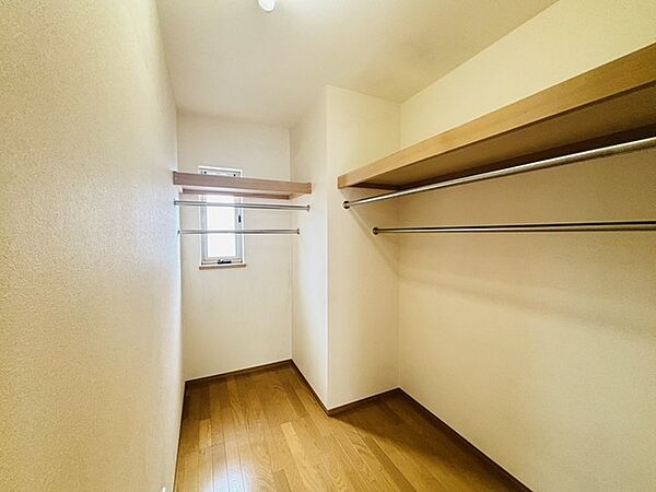 収納力と使い勝手がうれしいウォークインクローゼットがあります