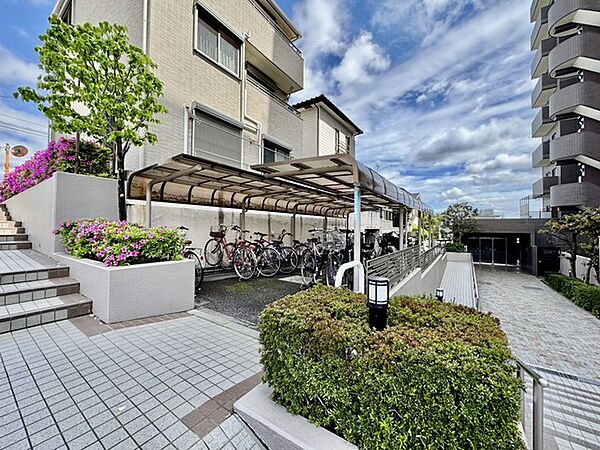 マンション敷地内の屋根付き駐輪スペース