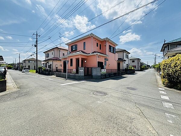 前面道路は歩道も整備され、小さなお子様にも安心です。