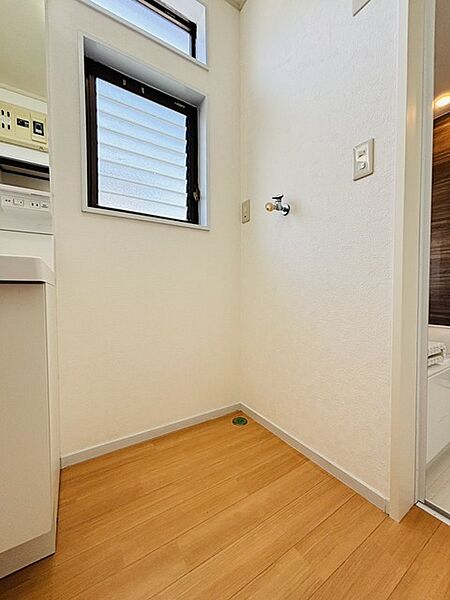 洗面台横にランドリーコーナーもゆったり。ドラム式洗濯機も置けそう。