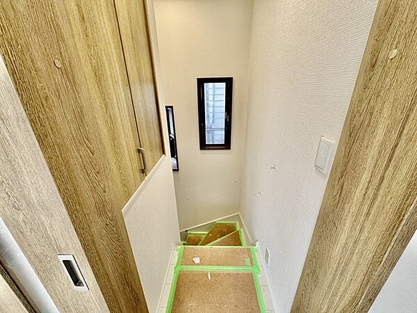 リフォーム工事中。階段には手すりがついています