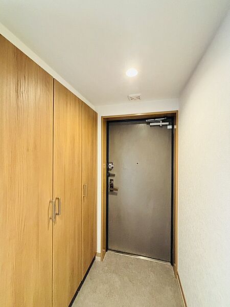 収納のある機能的な玄関。上り框は低めになっています。