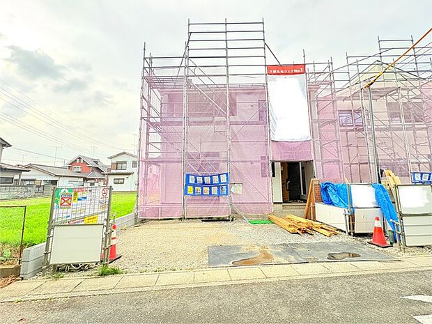 幅員の狭い道ですが、車通りの少ない住宅街に立地してます。 