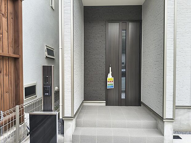 重厚な雰囲気を演出する玄関ドア。ゴシックな色合いが物件の表情を引き締めます。