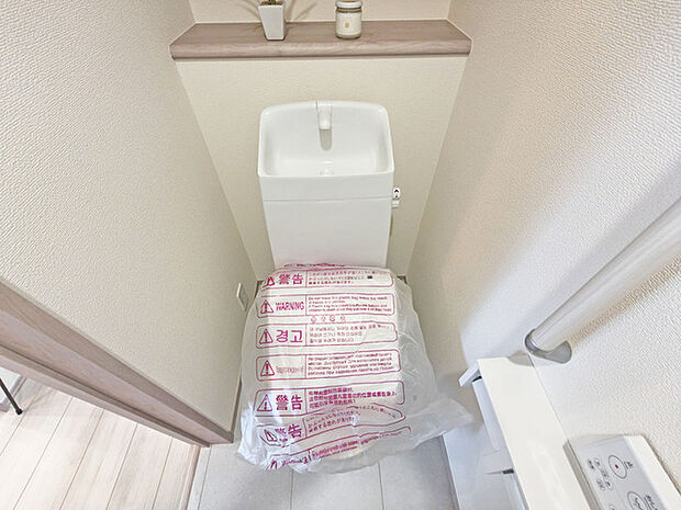 もちろんウォシュレット機能付き。憩いの場としてひそかに注目度の高いお手洗いにもご注目ください。