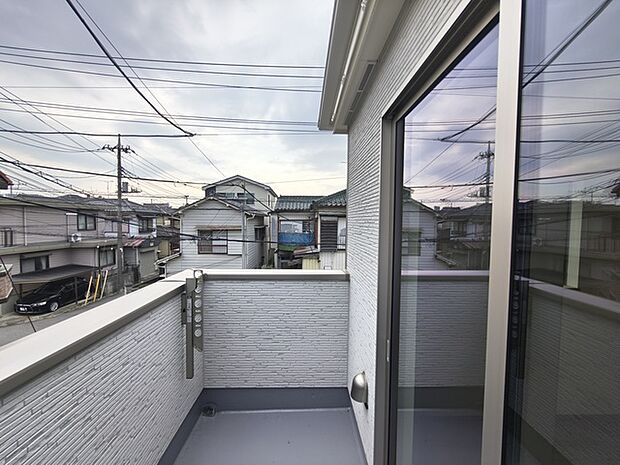 らくらくお洗濯を助ける広いバルコニー。