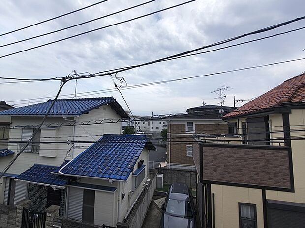 前面の住まいとの距離感があるから、圧迫感を感じません。