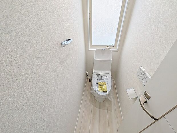 2F 注目度の高いお手洗い。ちゃんとウォシュレット機能ついてます。