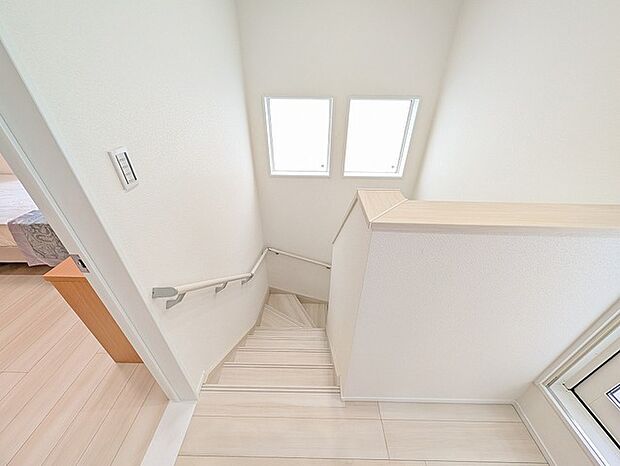 階段にも明るい陽射しが差し込みます 