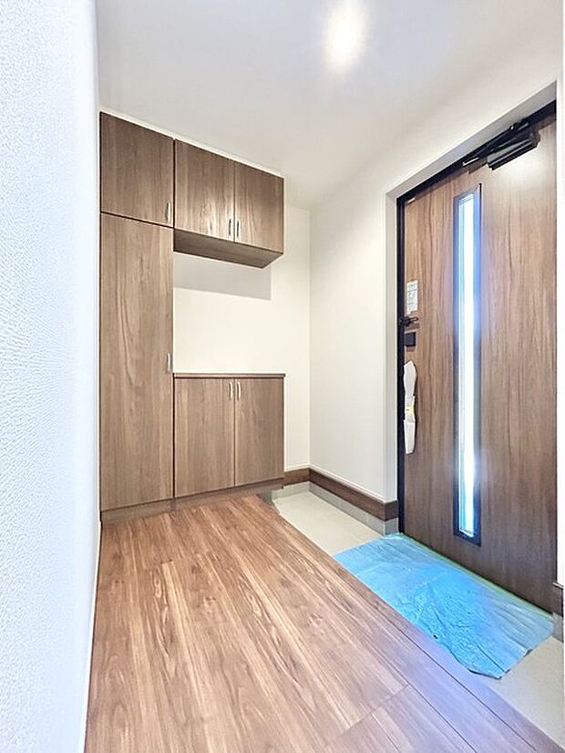 玄関を開けたらシューズボックス、使いやすい配置です。