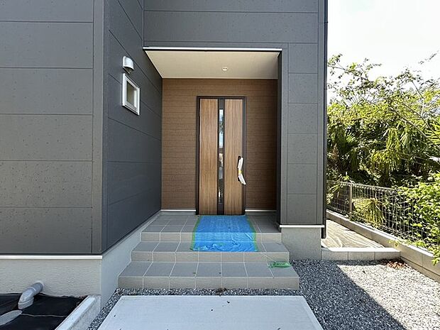 この扉を開けると、新築の木の匂いが待ってます。