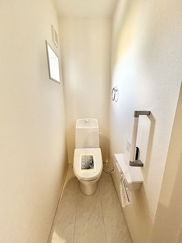 もちろんウォシュレット機能付き。憩いの場としてひそかに注目度の高いお手洗いにもご注目ください。
