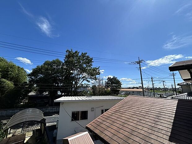 車通りの少ない閑静な住宅地、のびのびした子育てに適します。