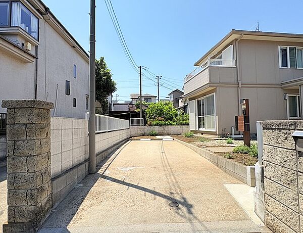 駐車場は縦列駐車で2台まで可。車幅や配置を現地でご確認ください。