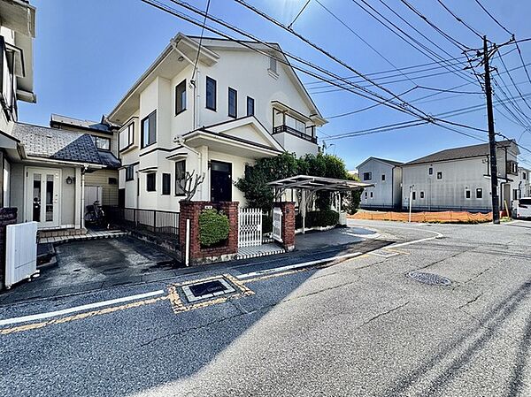 車通りの少ない閑静な住宅地、のびのびした子育てに適します。